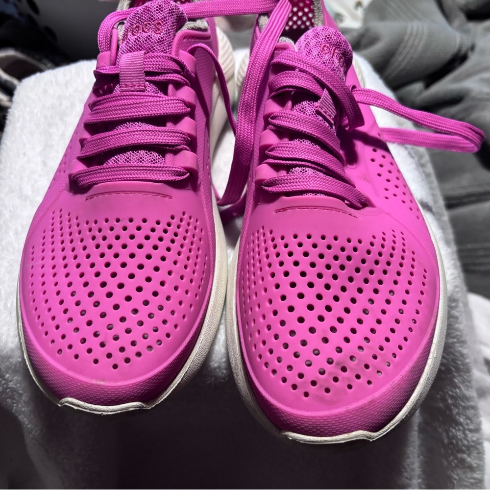CROCS Women's Vibrant Pink Sneakers